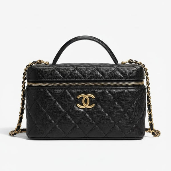 شنطة شانيل فانيتي بسلسلة جلد عجل محبب أسود بإكسسوارات ذهبية لمجموعة خريف وشتاء 2025/26