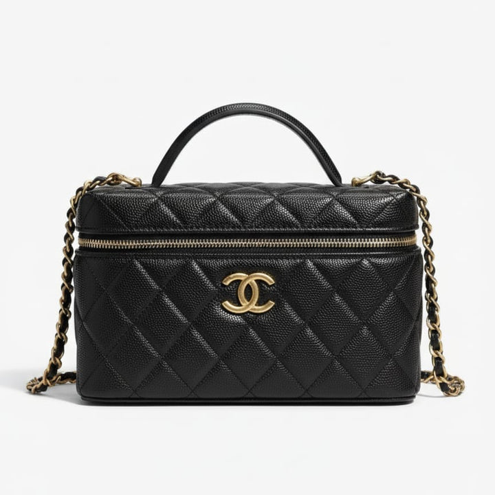 شنطة شانيل فانيتي بسلسلة جلد عجل محبب أسود بإكسسوارات ذهبية لمجموعة خريف وشتاء 2025/26