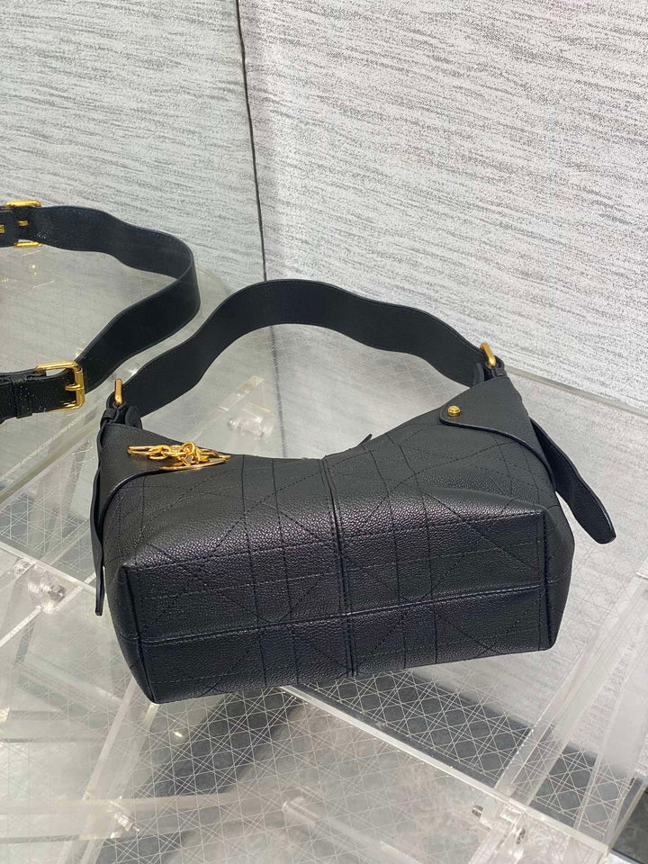 الجهة السفلية لشنطة ديور فوياج جلد عجل اسود