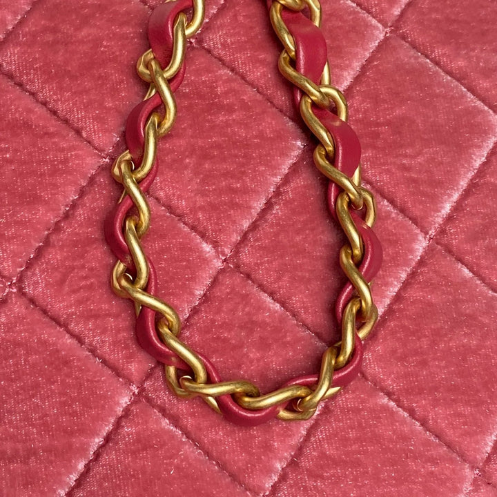 شنطة ماركة شانيل ميني بولينج تظهر تفاصيل السلسلة