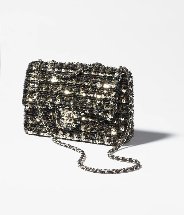 شنطة ماركة شانيل فلاب باللون الاسود من مجموعة ما قبل خريف وشتاء 2025/26 بتصميم فاخر مطرز بالترتر يعكس الفخامة الكلاسيكية والاناقة الباريسي