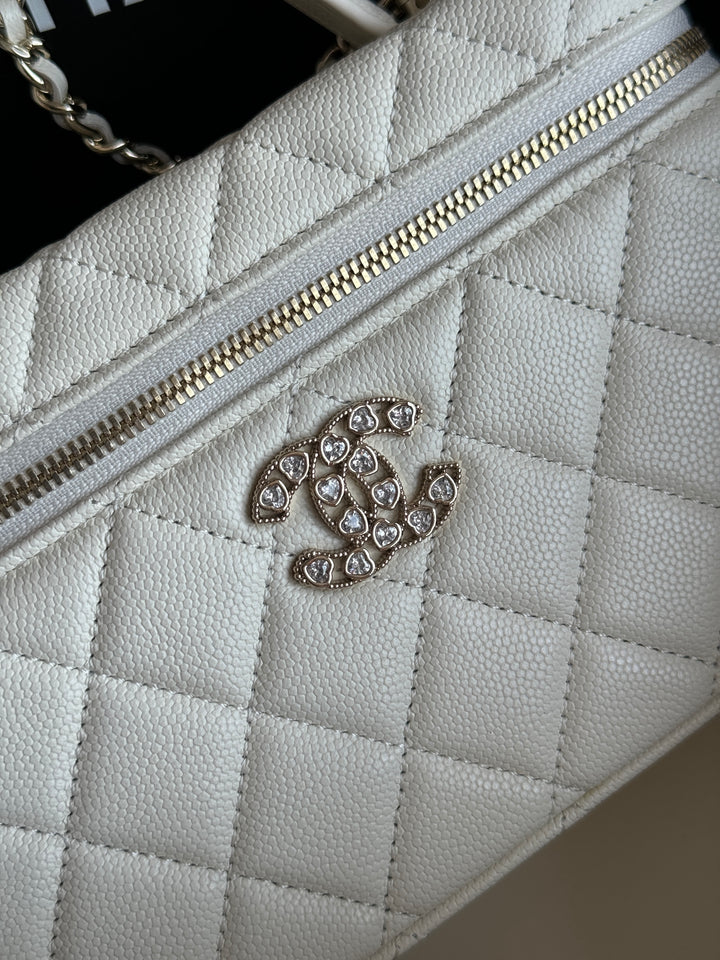 شنطة شانيل فانتي بوكس باللون الابيض توضح تفاصيل الشعار البارز ودقة الخياطة في الجلد الطبيعي اللامع مما يعكس جودة التصنيع والفخامة المميزة لدار شانيل.
