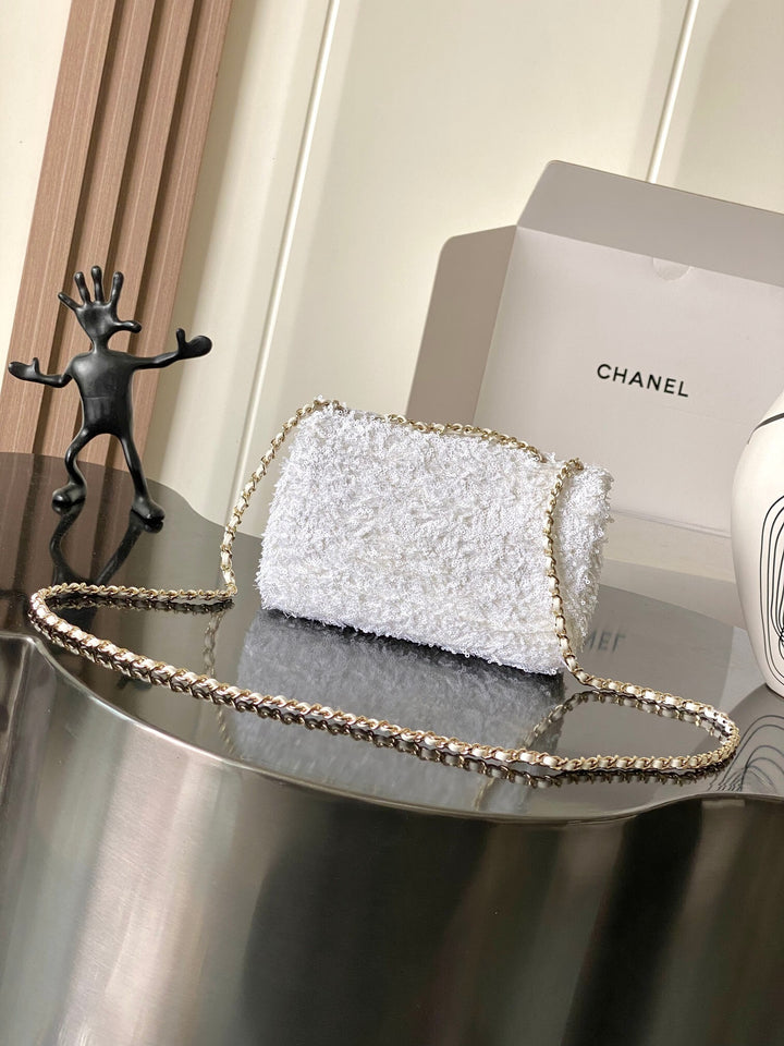 شنطة ماركة شانيل فلاب من الخلف بتصميم بسيط وانيق يبرز التبطين وخياطة الترتر المتقنة.