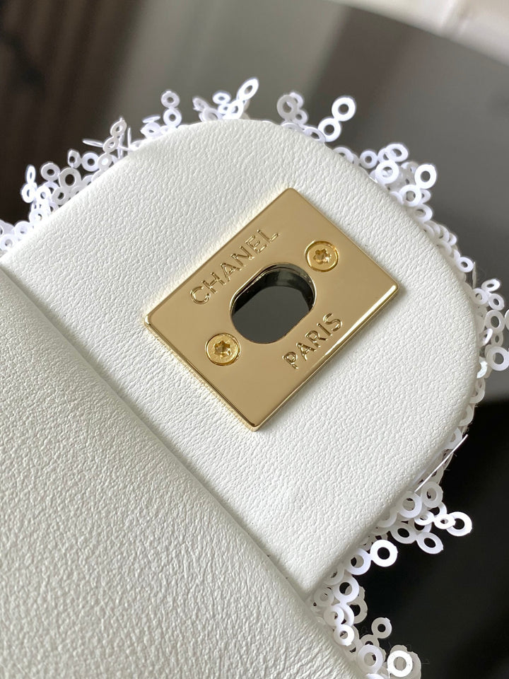 شنطة شانيل المطرزة بالترتر واكسسوار ذهبي اللون