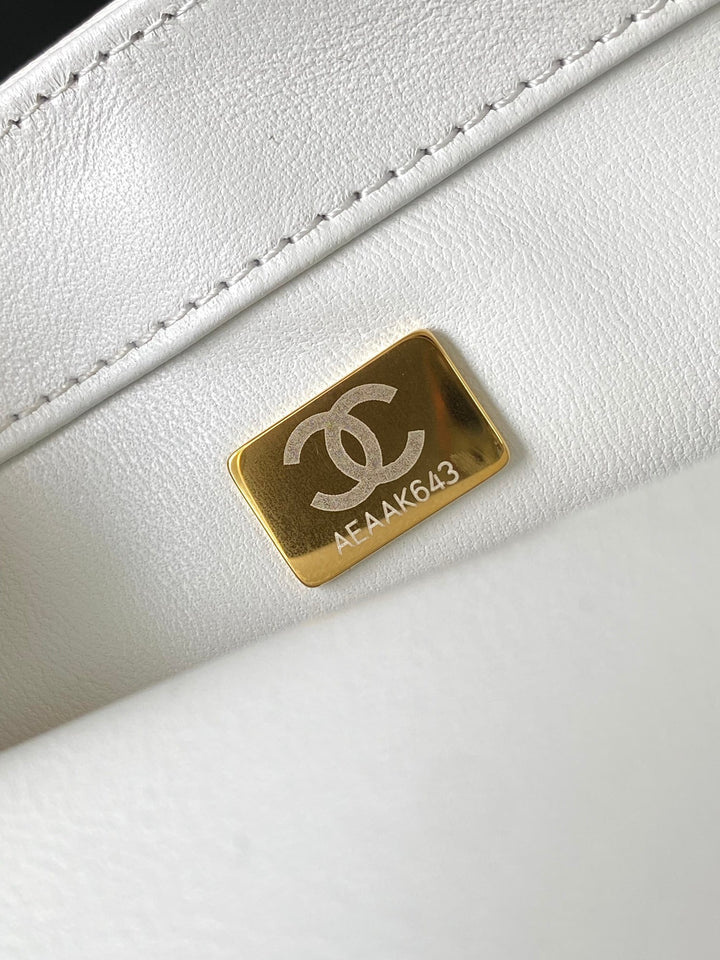 شنطة شانيل فلاب مطرزة بالترتر تعرض الجزء الداخلي