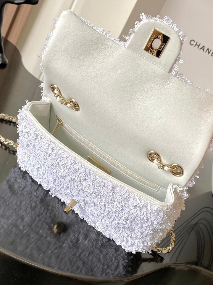 شنطة شانيل فلاب مطرزة بالترتر تظهر الفلاب مفتوحا لتوضيح تفاصيل البطانة والتصميم الداخلي الفاخر.