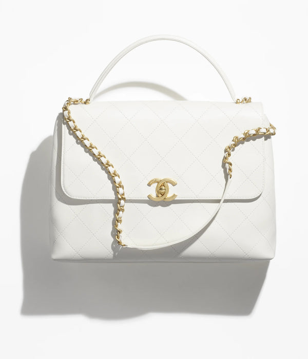 شنطة ماركة شانيل ماكسي فلاب بيد علوية مصنوعة من جلد عجل ناعم باللون الابيض بتصميم يجمع بين الكلاسيكية واللمسة العصرية الراقية.