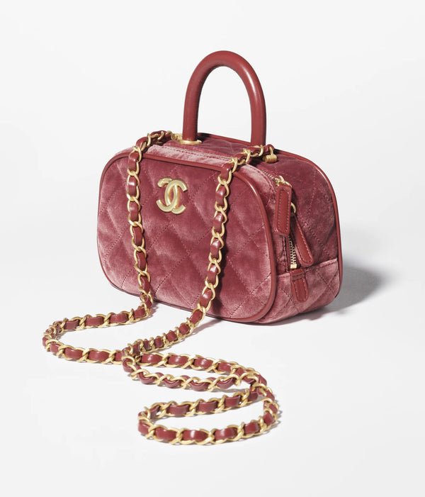 شنطة ماركة شانيل ميني بولينج باللون الخمري مصنوعة من قماش فيلفت وجلد عجل فاخر بتصميم صغير يجمع بين الفخامة الكلاسيكية واللمسة العصرية.