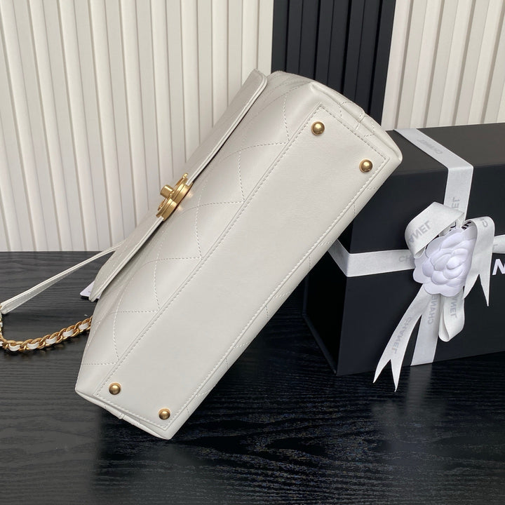 شنطة ماركة شانيل ماكسي فلاب تظهر من الجهة السفلية بتصميم متقن وخياطة دقيقة تبرز جودة الجلد الطبيعي ولمسة الفخامة في كل زاوية.