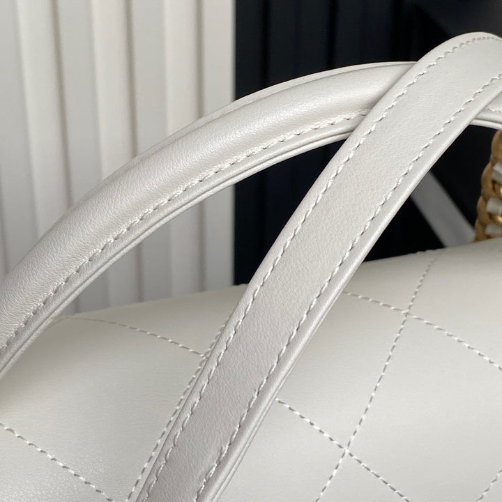 شنطة ماركة شانيل ماكسي فلاب باللون الابيض توضح دقة الخياطة وجودة الجلد في تصميم يجمع بين الحرفية والاناقة.