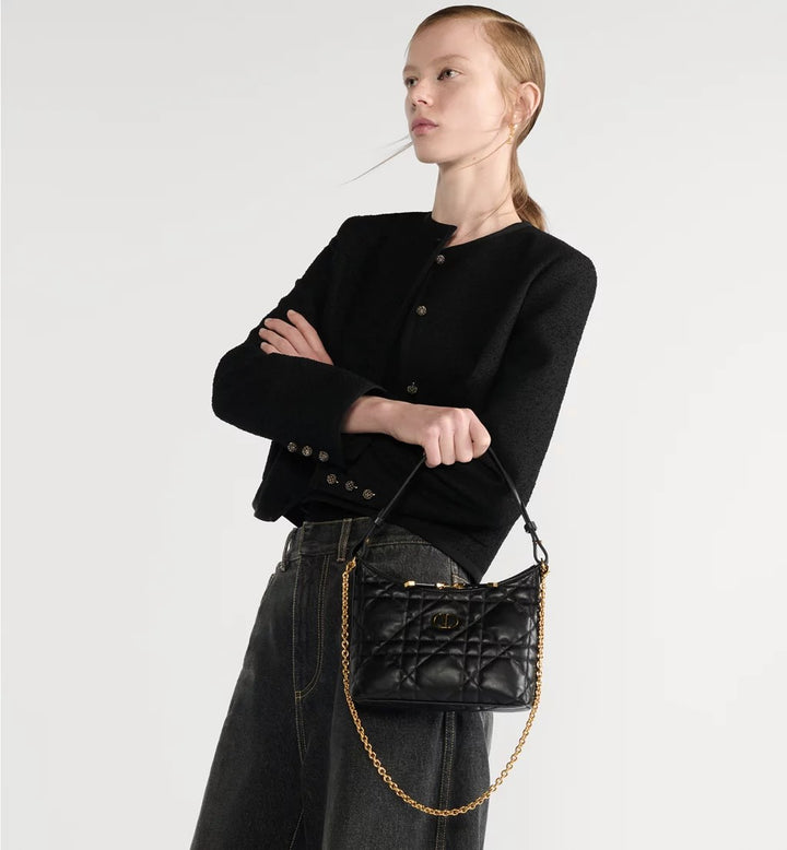 شنطة ميس كارو ديورلينج ميني من ديور تُظهر تفاصيل السلسلة المعدنية اللامعة التي تمنح التصميم لمسة عصرية راقية.