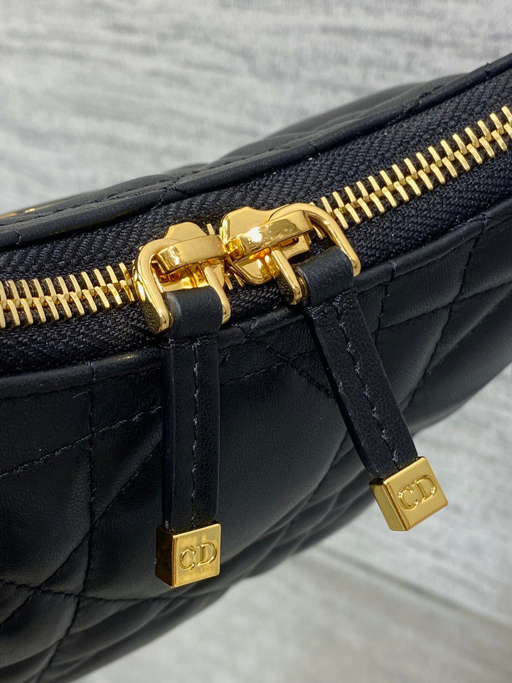 شنطة ديور ميس كارو ديورلينج ميني بتفاصيل السوستة والإكسسوارات المعدنية باللون الذهبي، تعكس الجودة العالية والدقة في تصميم ديور الفاخر.