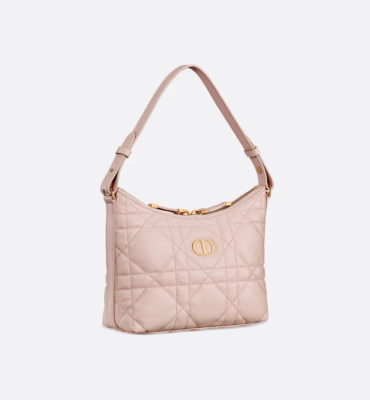 شنطة ميس كارو ديورلينج ميني من ديور بتصميم جانبي ناعم باللون الوردي الفاتح، وسلسلة أنيقة تضيف لمسة أنوثة فاخرة على أي إطلالة.