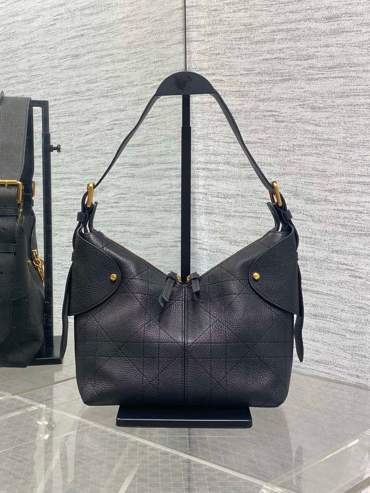 شنطة ديور فوياج جلد عجل لون اسود