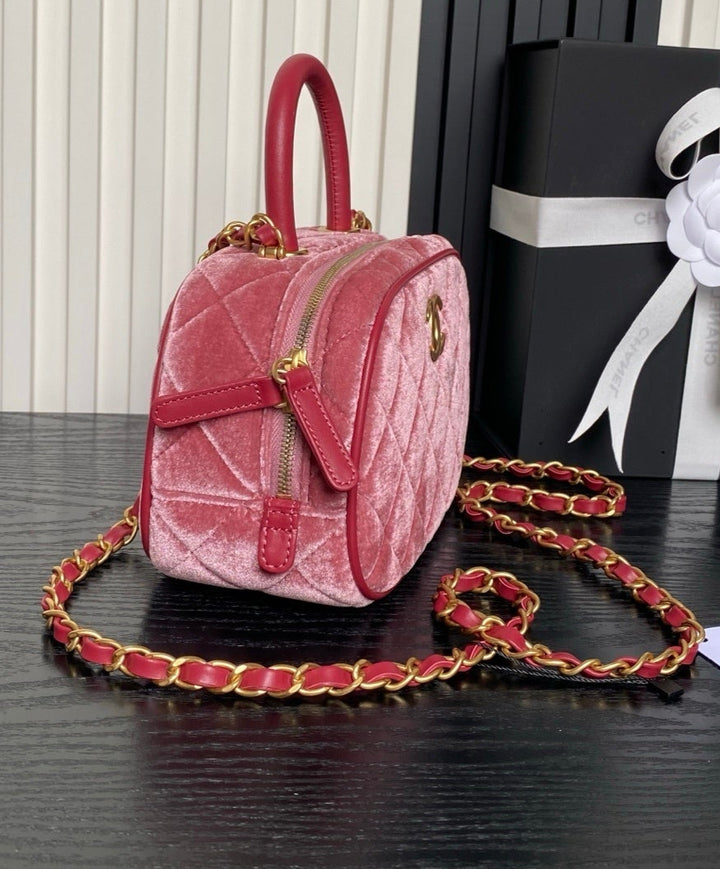 شنطة شانيل ميني بولينج خمري توضح دقة الخياطة ونعومة الجلد والفيلفت في تصميم متقن يعكس الجودة العالية.