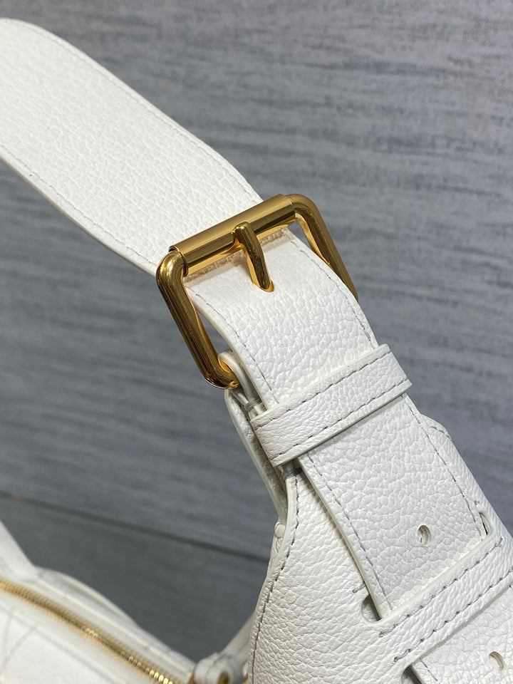 شنطة ديور فوياج جلد عجل محبب ابيض نسائية